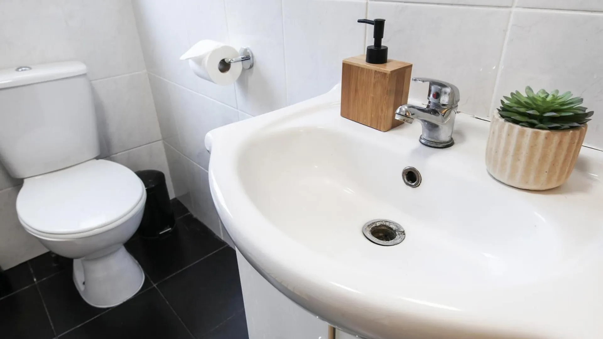 West Ealing Hububb Stay Hanwell United Kingdom