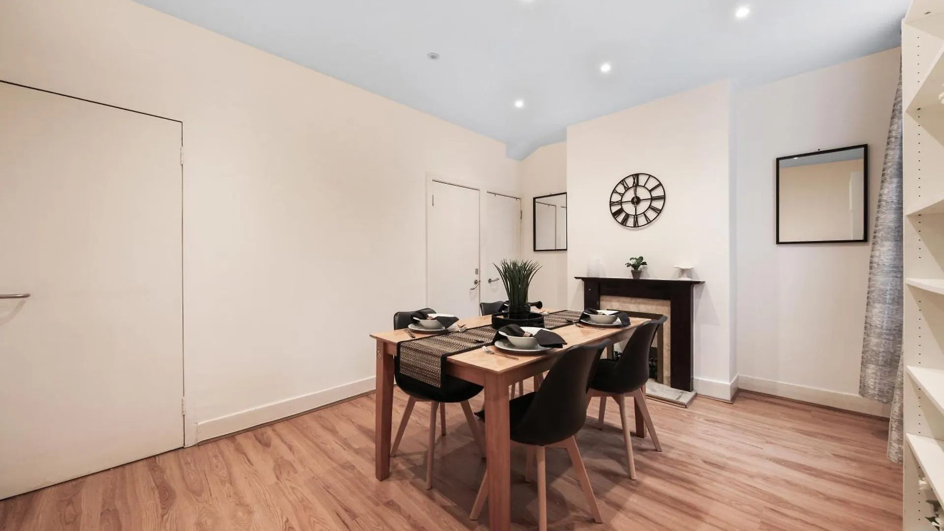 West Ealing Hububb Stay Hanwell 0*,  United Kingdom