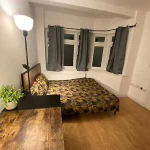 4 Wharncliffe Drive Guest house